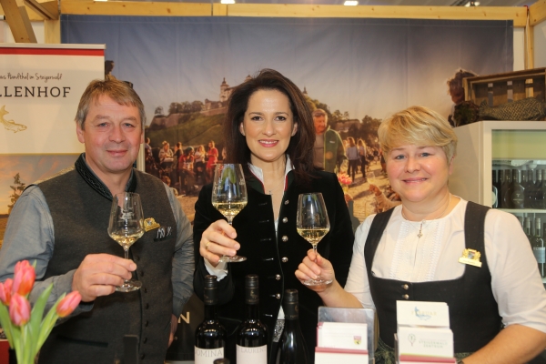 Besuch der bayerischen Landwirtschaftsministerin Michaela Kaniber am Weinstand auf der grünen Woche