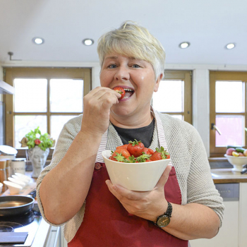 Frau eine Erdbeere essend