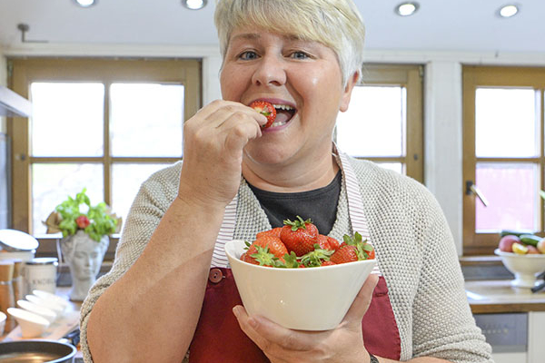 Frau eine Erdbeere essend