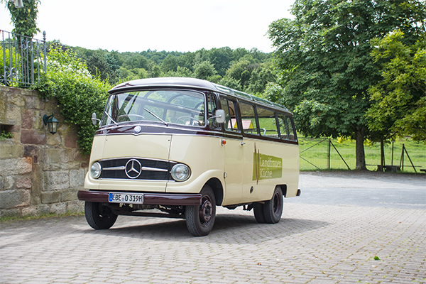 Oldtimer Bus von der Landfrauen Küchen Sendung im Weitwinkel