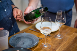 Wein in Gläser mit einem Bocksbeutel