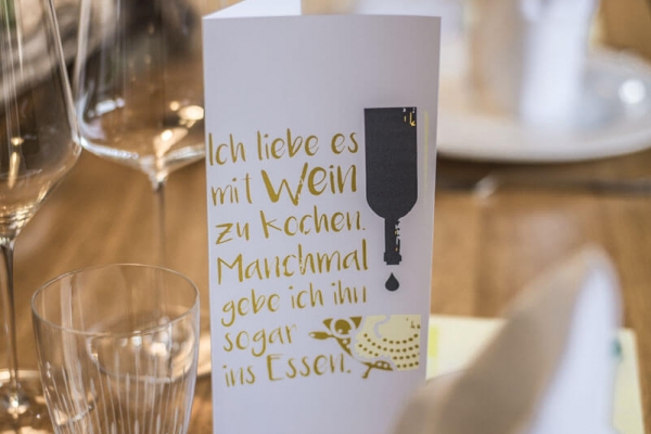Tischdekoration mit einer Tischkarte