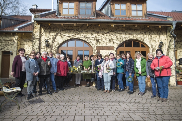 Eine Gruppe von Frauen mit Osterdekoration in der Hand