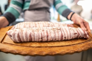 Schweinefilet im Speckmantel roh
