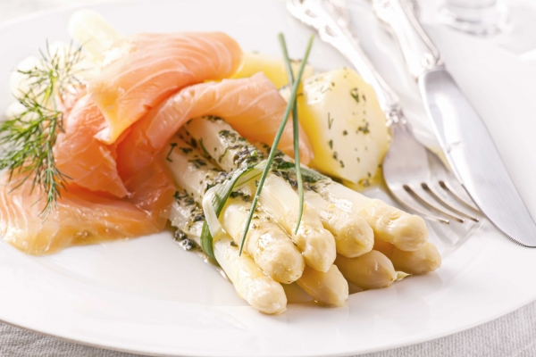Spargel mit Kartoffeln und Lachs
